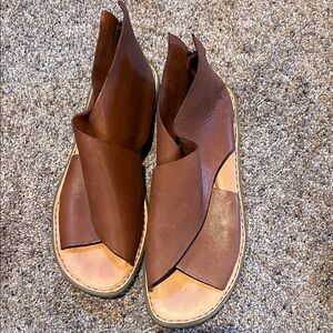 Born sandals size 9M